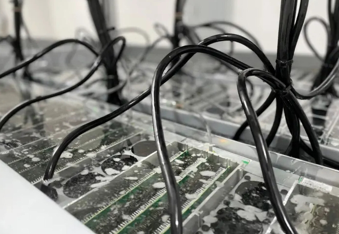 Immersion cooling miner