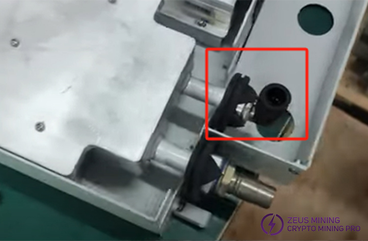 Unplug the water outlet pipe of PSU Unplug the water outlet pipe of PSU