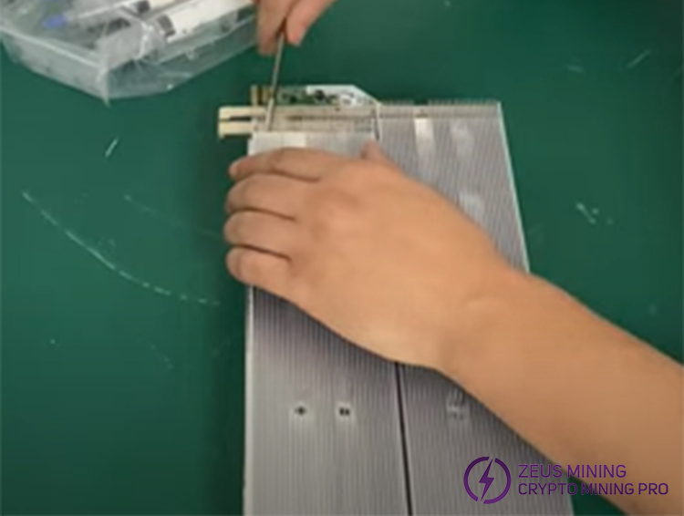 Remove the heat sinks on the front of the hash board Remove the heat sinks on the front of the hash board